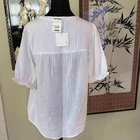 beachlunchlounge White Button-Down Women's Shirt - Picture 3 of 9